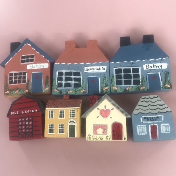 Wooden Houses- 7- 4 smaller ones, 3 larger ones - Picture 6 of 6